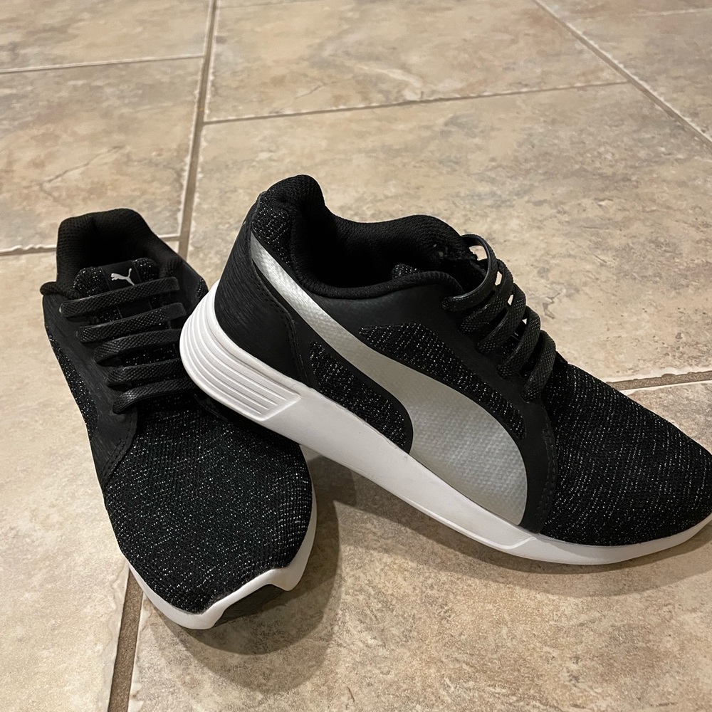 Puma sneakers - like new. Sz 6 black /white